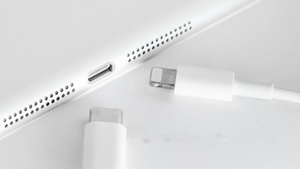 what does a USB-C to lightning cable plug into.jpg