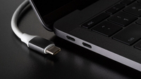 //iprorwxhkqpilp5p.ldycdn.com/cloud/lmBpoKjqlmSRrlknnolkjq/how-to-plug-in-a-usb-c-cable_3.jpg